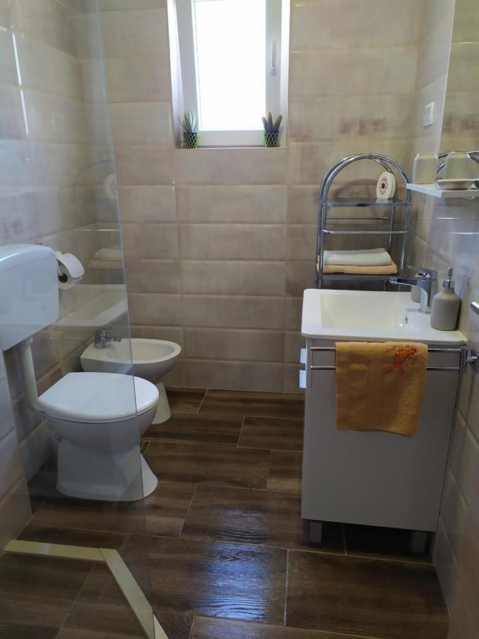 Apartmani Mira Nin Esterno foto