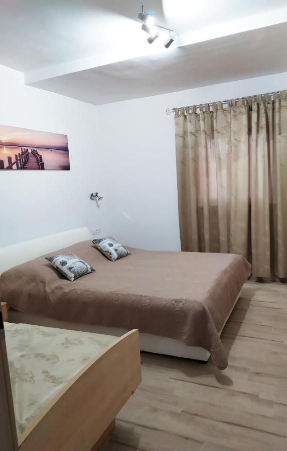 Apartmani Mira Nin Esterno foto