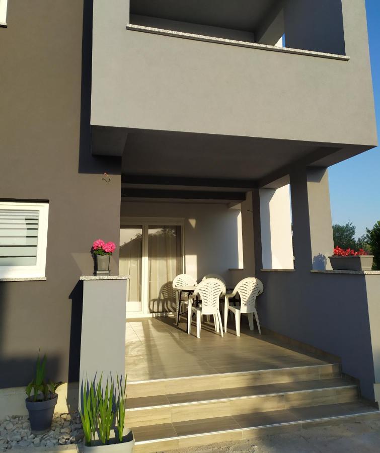 Apartmani Mira Nin Esterno foto